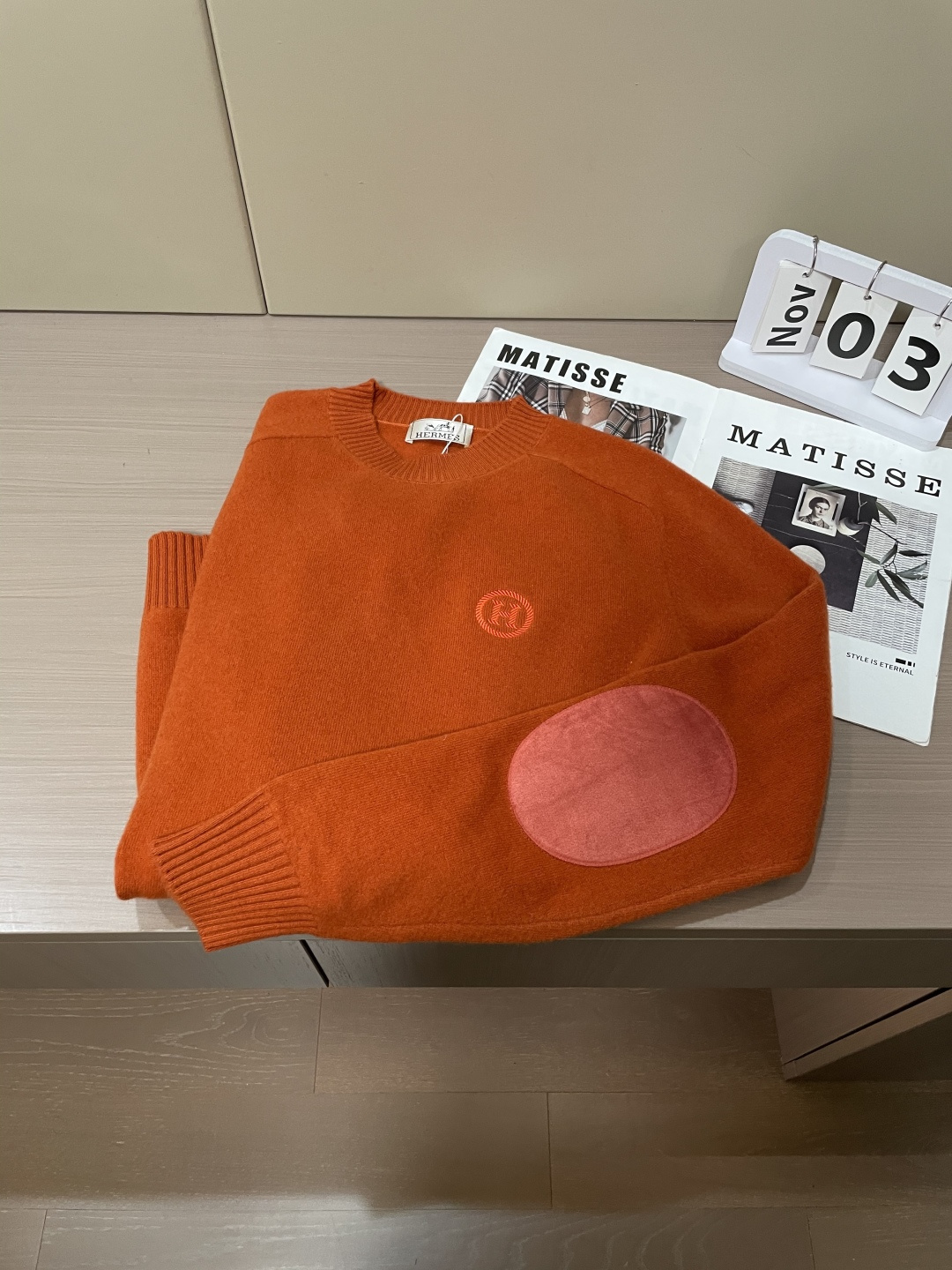 爱🐎 仕2025秋冬 高级定制 都市风十足 经典简约大气圆领打底针织毛衣。 采用进口羊毛面料 柔软细腻 