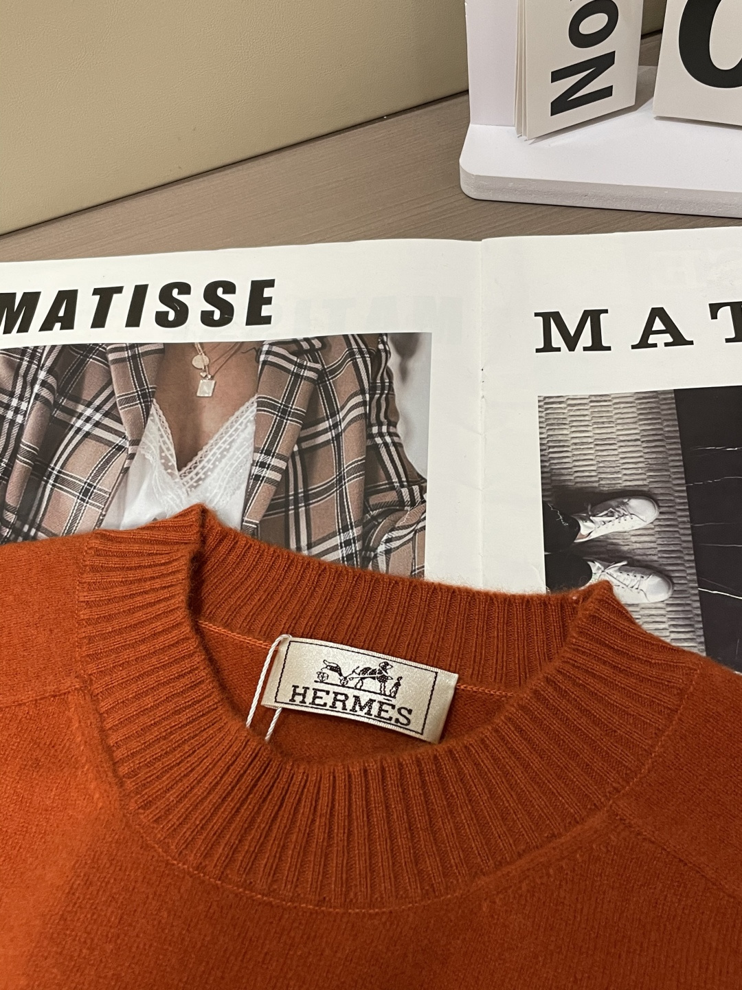 爱🐎 仕2025秋冬 高级定制 都市风十足 经典简约大气圆领打底针织毛衣。 采用进口羊毛面料 柔软细腻 