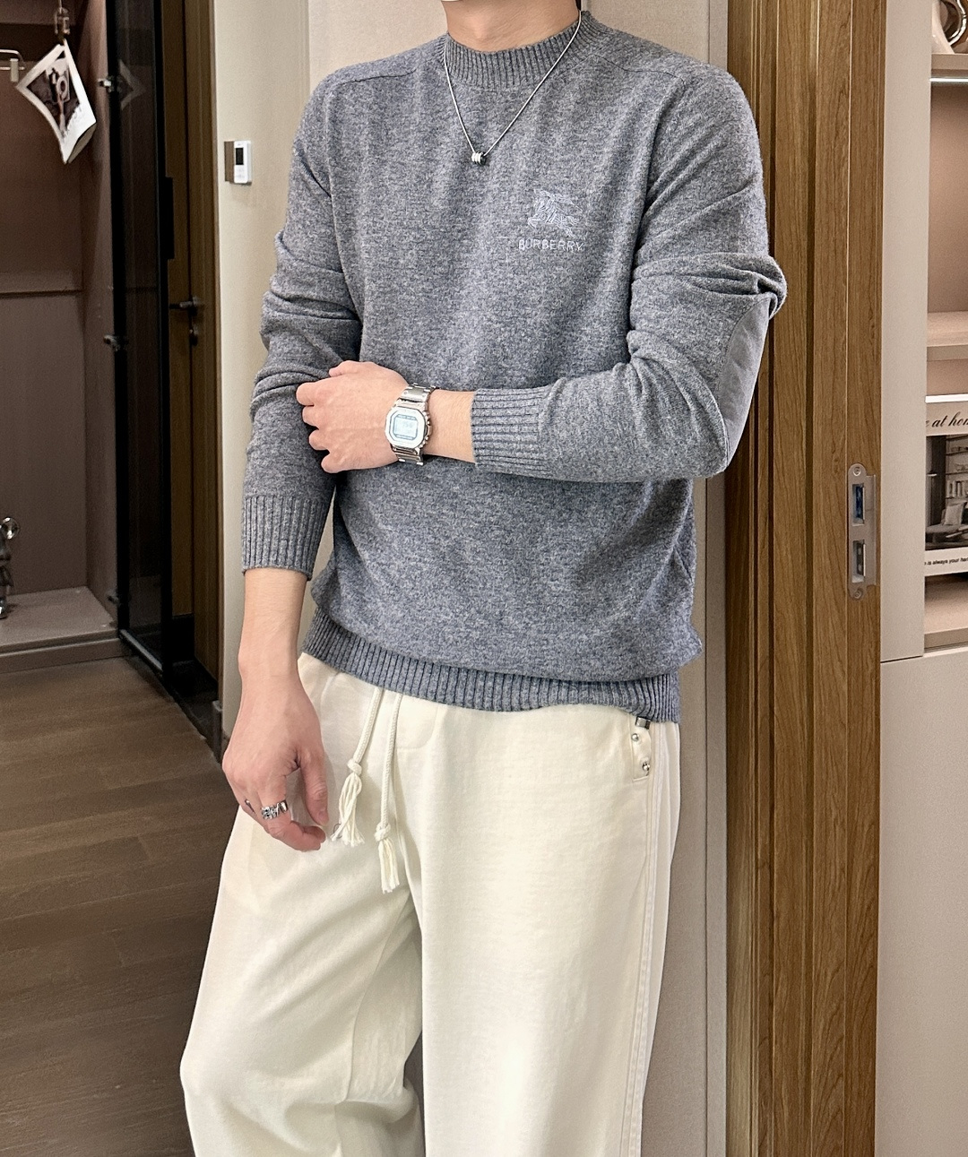 BUR 2025秋冬 高级定制 都市风十足 经典简约大气圆领打底针织毛衣。 采用进口羊毛面料 柔软细腻 