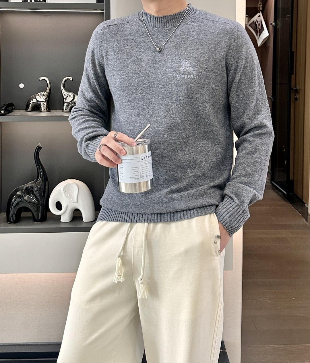 BUR 2025秋冬 高级定制 都市风十足 经典简约大气圆领打底针织毛衣。 采用进口羊毛面料 柔软细腻 