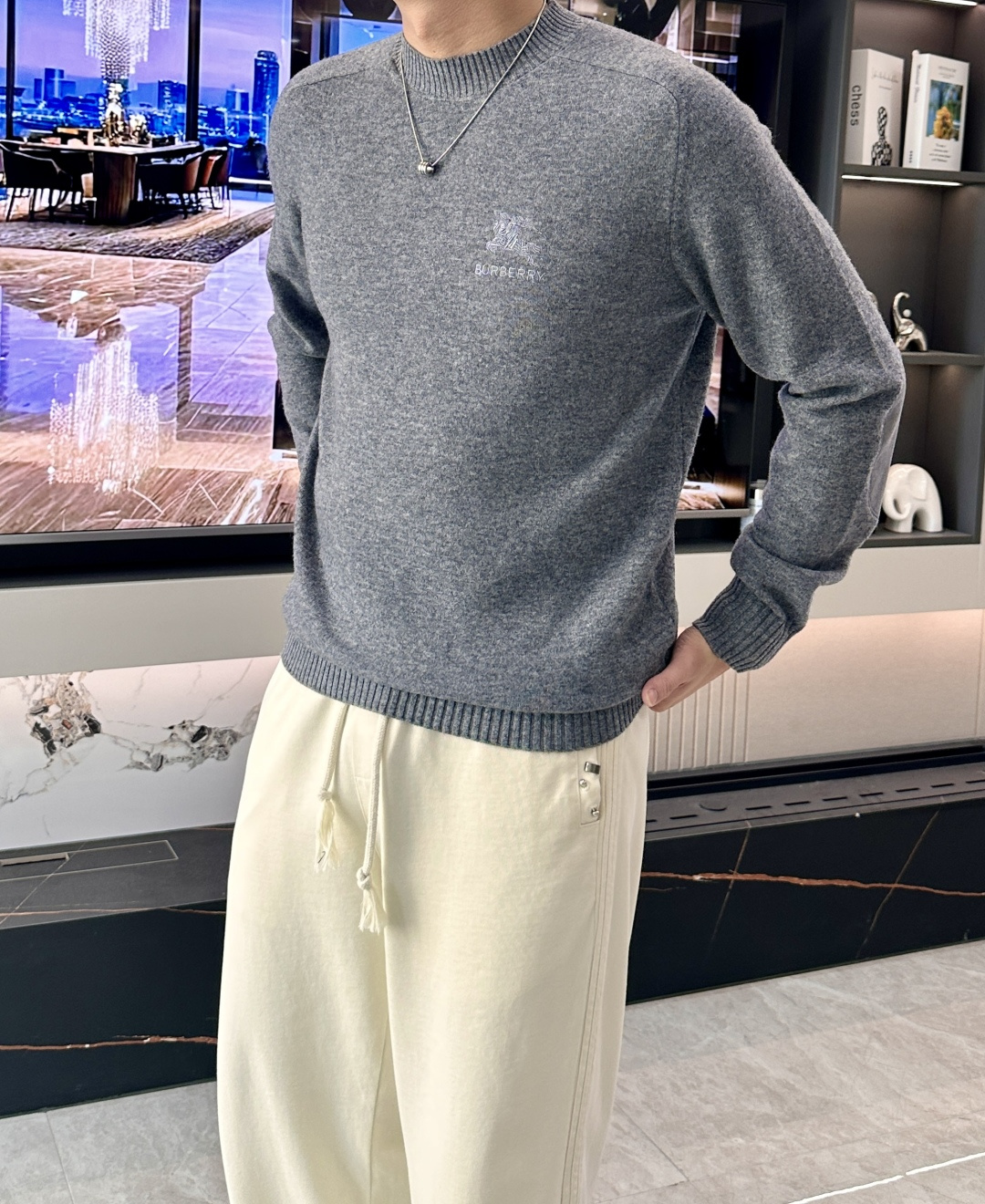 BUR 2025秋冬 高级定制 都市风十足 经典简约大气圆领打底针织毛衣。 采用进口羊毛面料 柔软细腻 
