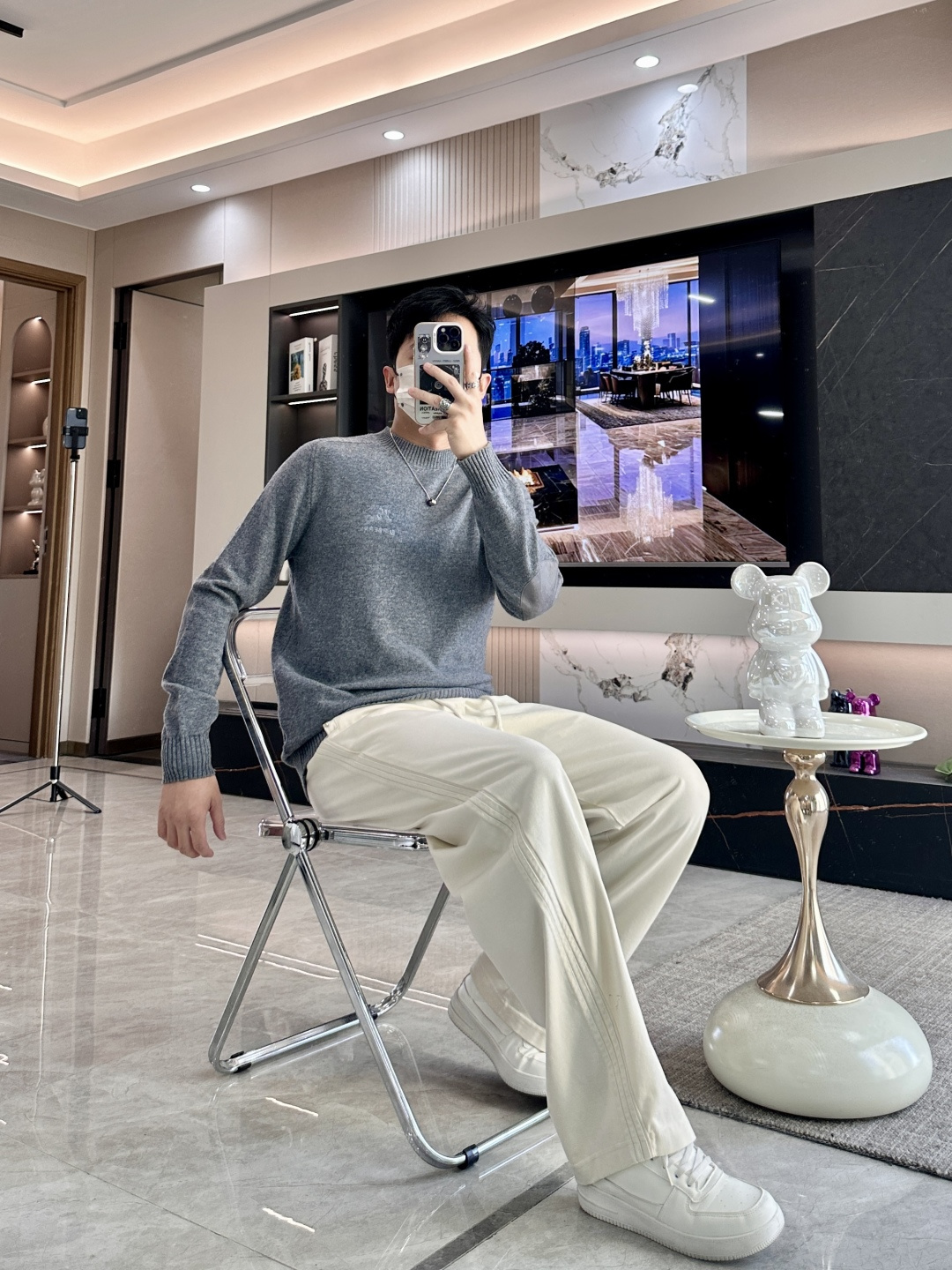 BUR 2025秋冬 高级定制 都市风十足 经典简约大气圆领打底针织毛衣。 采用进口羊毛面料 柔软细腻 