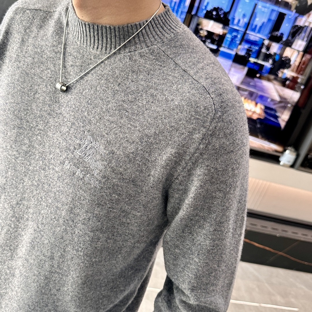 BUR 2025秋冬 高级定制 都市风十足 经典简约大气圆领打底针织毛衣。 采用进口羊毛面料 柔软细腻 