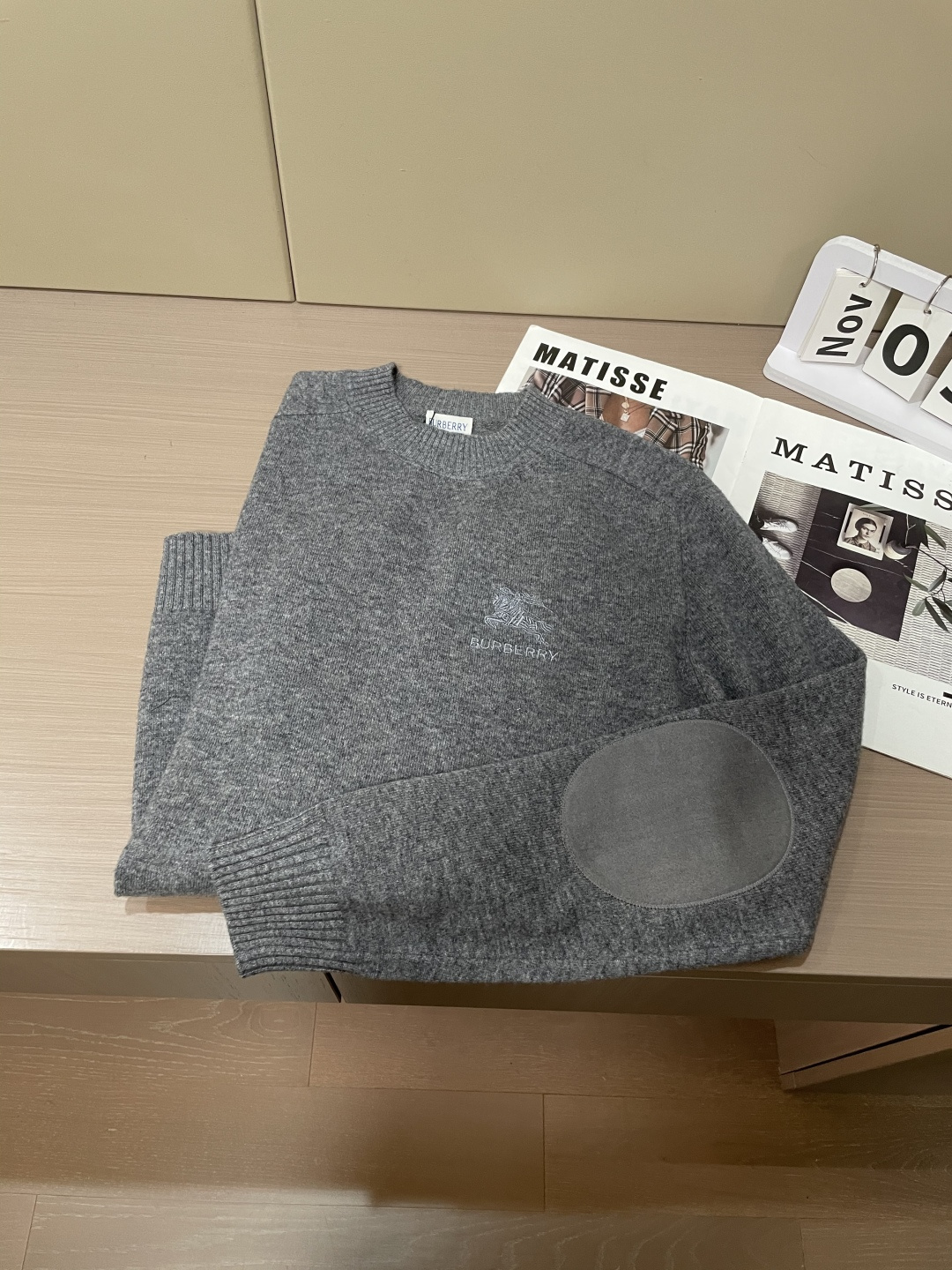 BUR 2025秋冬 高级定制 都市风十足 经典简约大气圆领打底针织毛衣。 采用进口羊毛面料 柔软细腻 