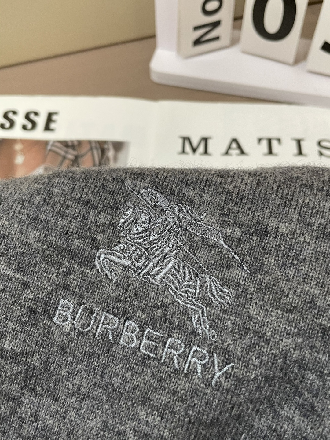 BUR 2025秋冬 高级定制 都市风十足 经典简约大气圆领打底针织毛衣。 采用进口羊毛面料 柔软细腻 