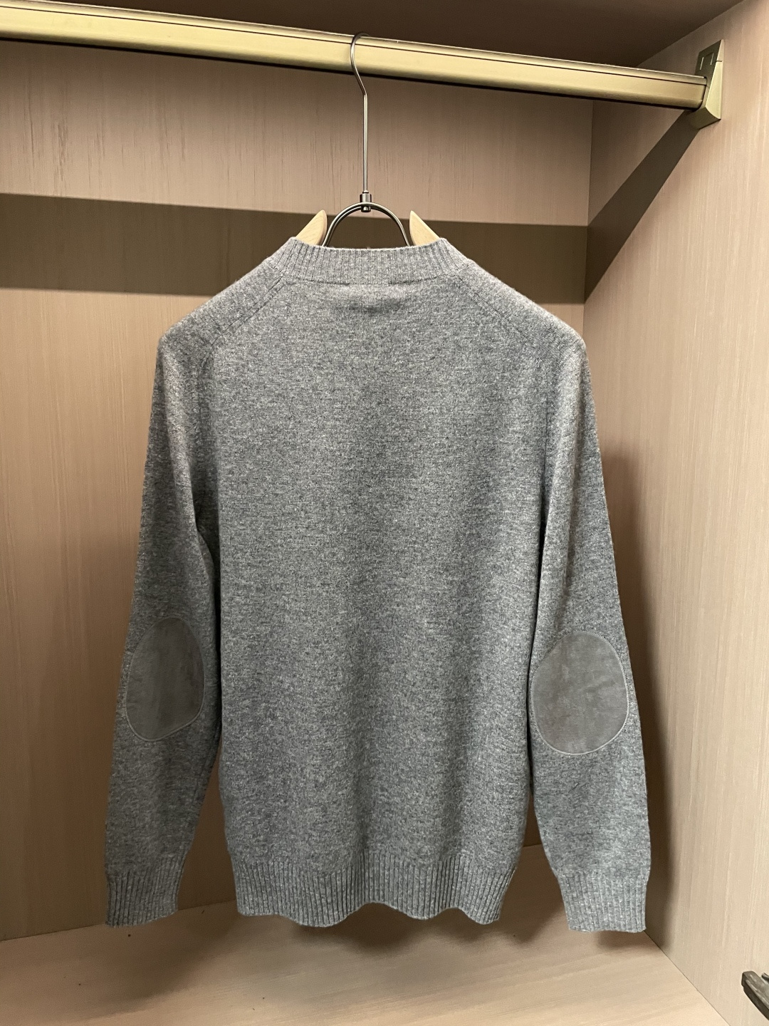 BUR 2025秋冬 高级定制 都市风十足 经典简约大气圆领打底针织毛衣。 采用进口羊毛面料 柔软细腻 