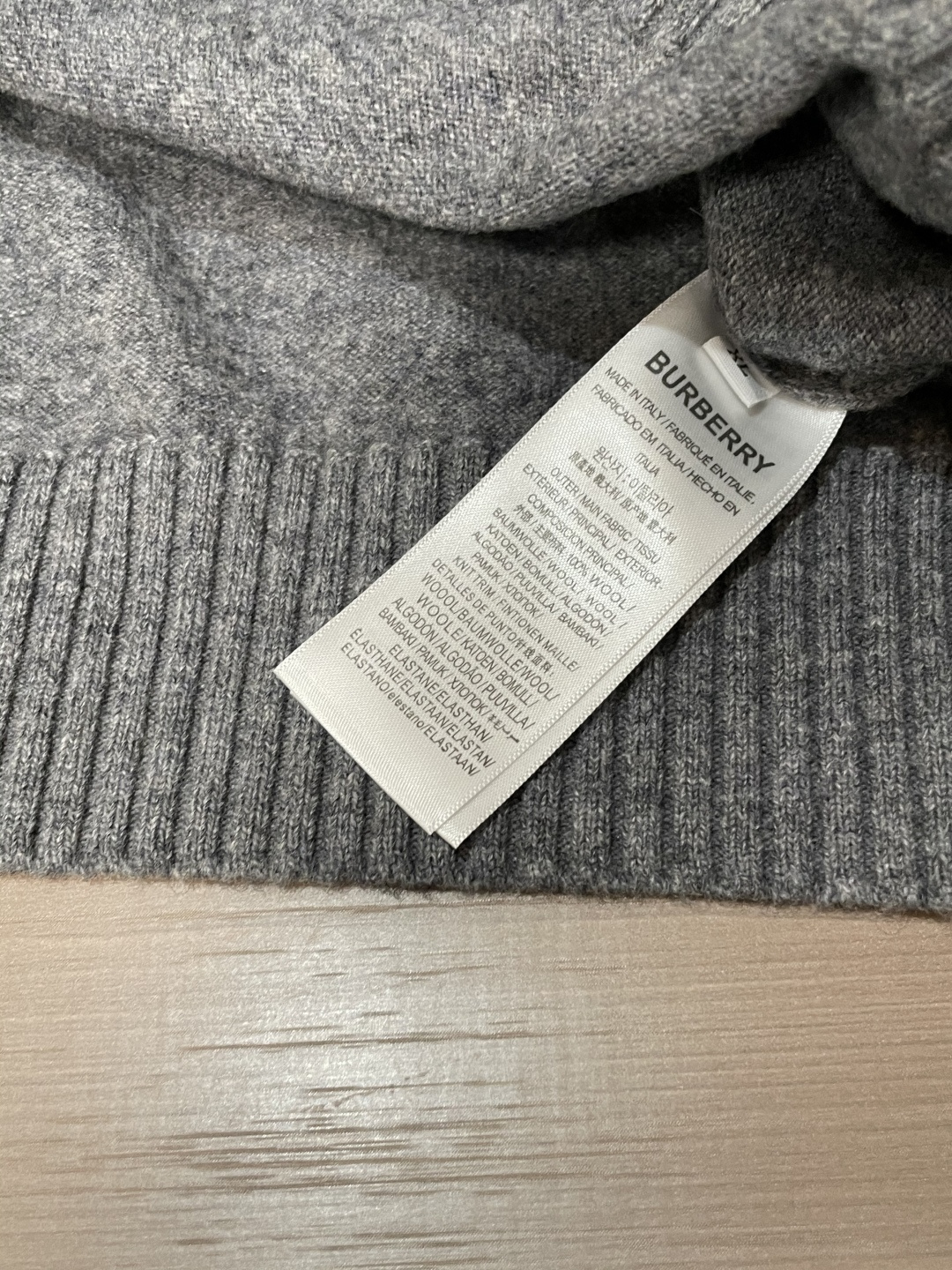 BUR 2025秋冬 高级定制 都市风十足 经典简约大气圆领打底针织毛衣。 采用进口羊毛面料 柔软细腻 