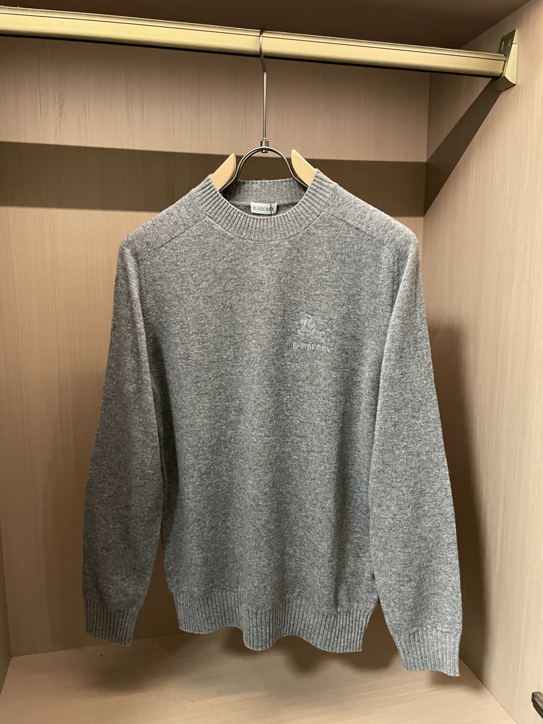 BUR 2025秋冬 高级定制 都市风十足 经典简约大气圆领打底针织毛衣。 采用进口羊毛面料 柔软细腻 