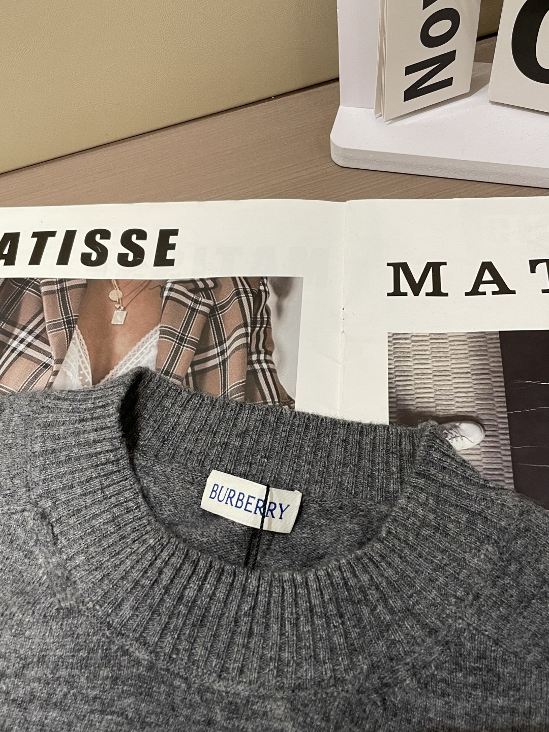 BUR 2025秋冬 高级定制 都市风十足 经典简约大气圆领打底针织毛衣。 采用进口羊毛面料 柔软细腻 