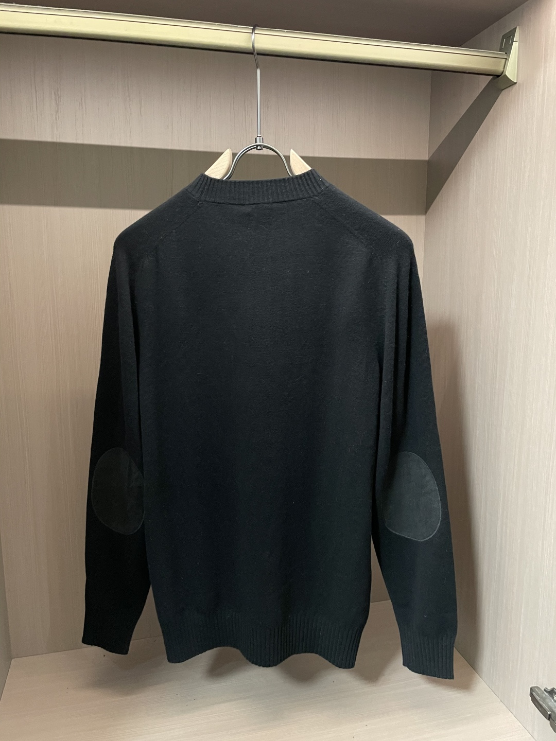 BUR 2025秋冬 高级定制 都市风十足 经典简约大气圆领打底针织毛衣。 采用进口羊毛面料 柔软细腻 