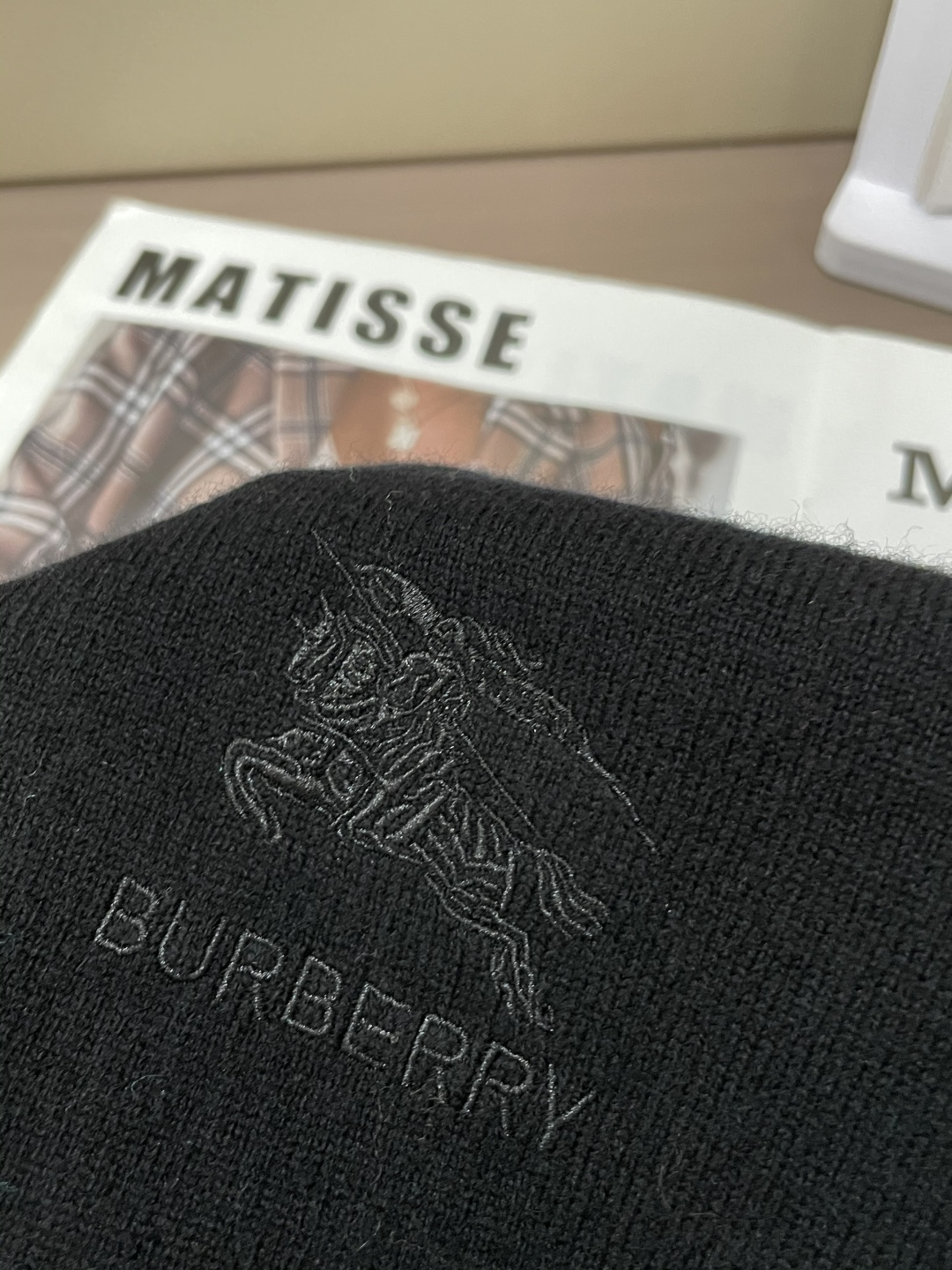 BUR 2025秋冬 高级定制 都市风十足 经典简约大气圆领打底针织毛衣。 采用进口羊毛面料 柔软细腻 