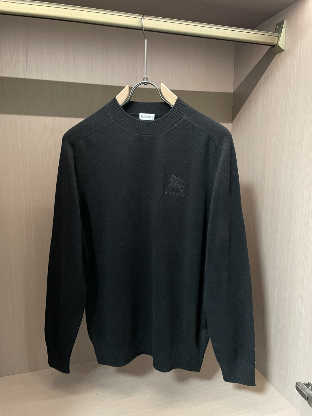 BUR 2025秋冬 高级定制 都市风十足 经典简约大气圆领打底针织毛衣。 采用进口羊毛面料 柔软细腻 