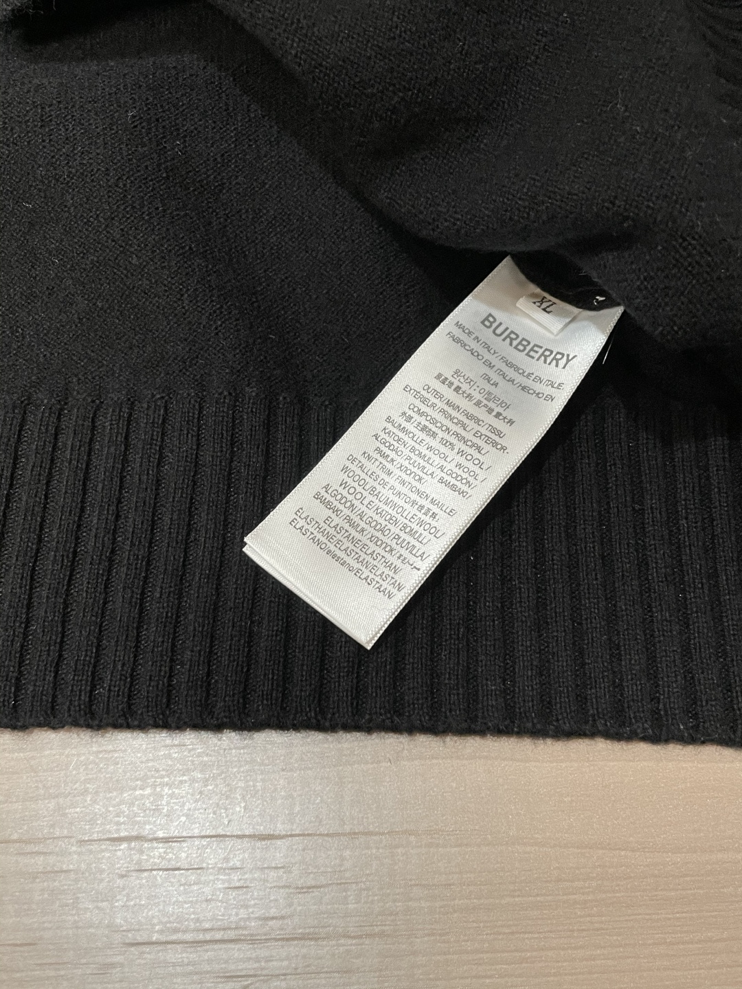 BUR 2025秋冬 高级定制 都市风十足 经典简约大气圆领打底针织毛衣。 采用进口羊毛面料 柔软细腻 