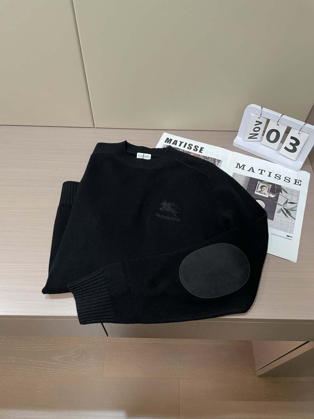 BUR 2025秋冬 高级定制 都市风十足 经典简约大气圆领打底针织毛衣。 采用进口羊毛面料 柔软细腻 