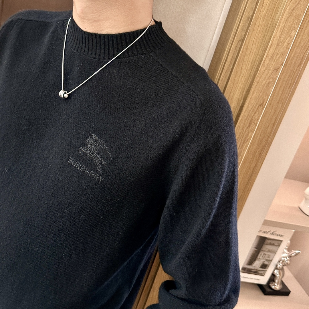 BUR 2025秋冬 高级定制 都市风十足 经典简约大气圆领打底针织毛衣。 采用进口羊毛面料 柔软细腻 