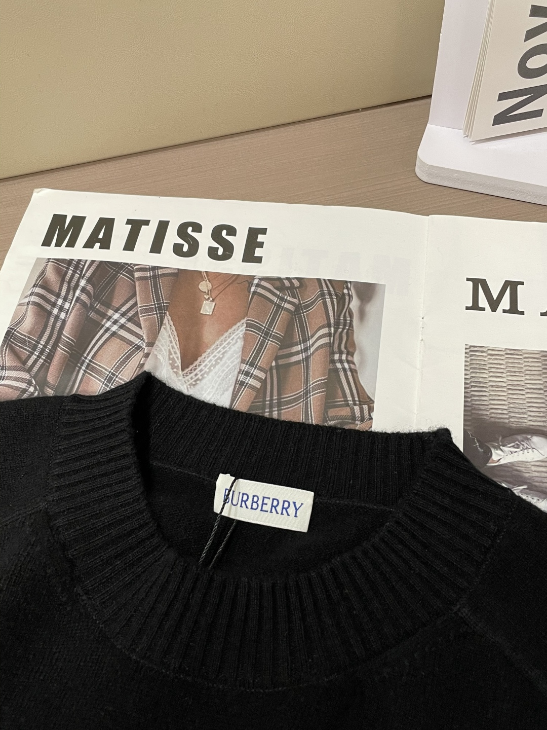 BUR 2025秋冬 高级定制 都市风十足 经典简约大气圆领打底针织毛衣。 采用进口羊毛面料 柔软细腻 