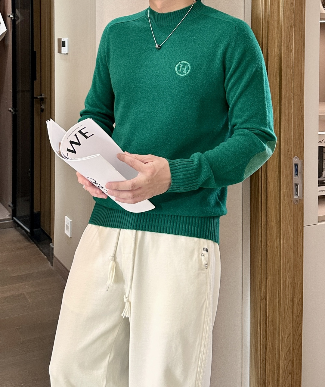爱🐎 仕2025秋冬 高级定制 都市风十足 经典简约大气圆领打底针织毛衣。 采用进口羊毛面料 柔软细腻 
