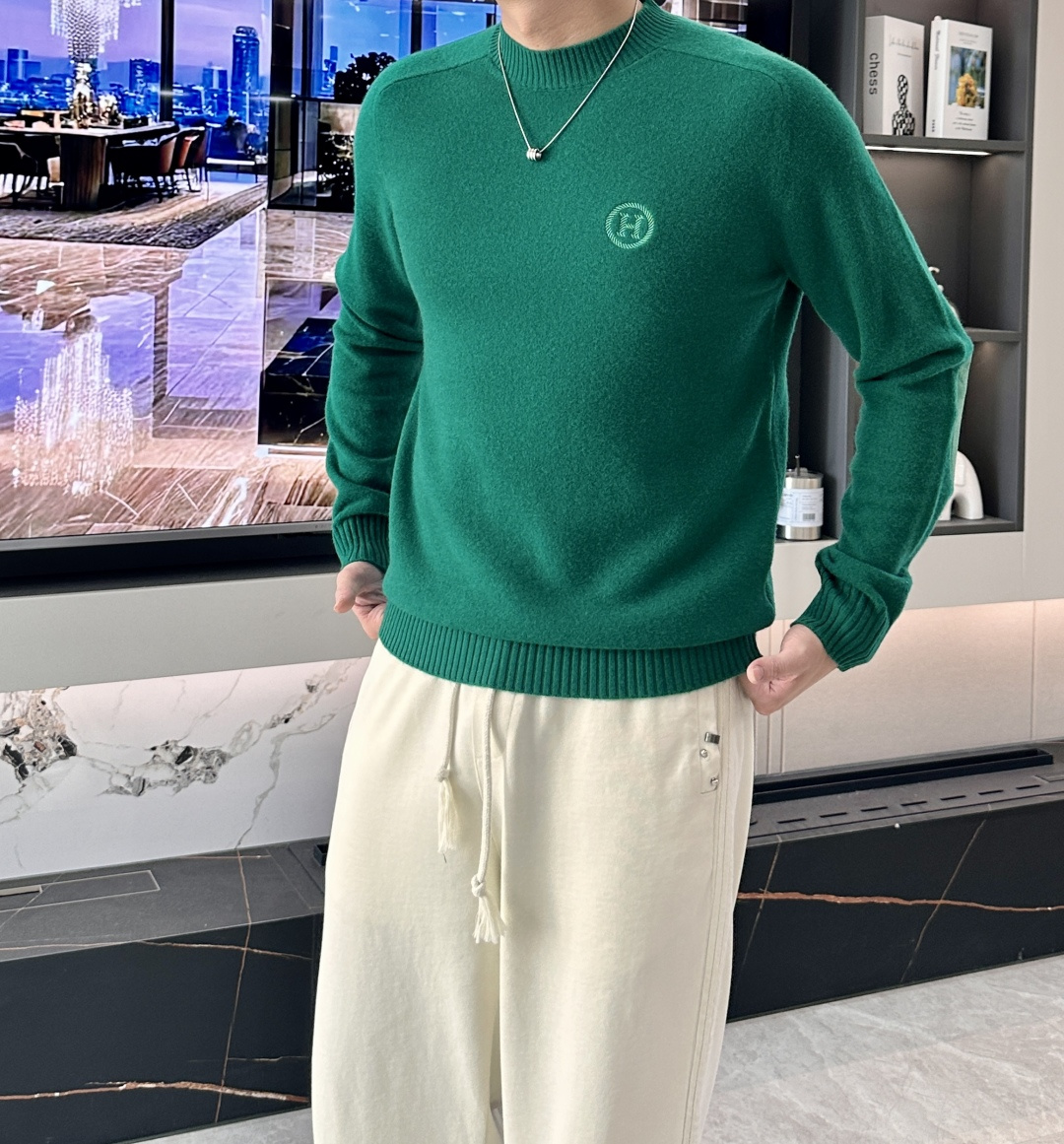 爱🐎 仕2025秋冬 高级定制 都市风十足 经典简约大气圆领打底针织毛衣。 采用进口羊毛面料 柔软细腻 