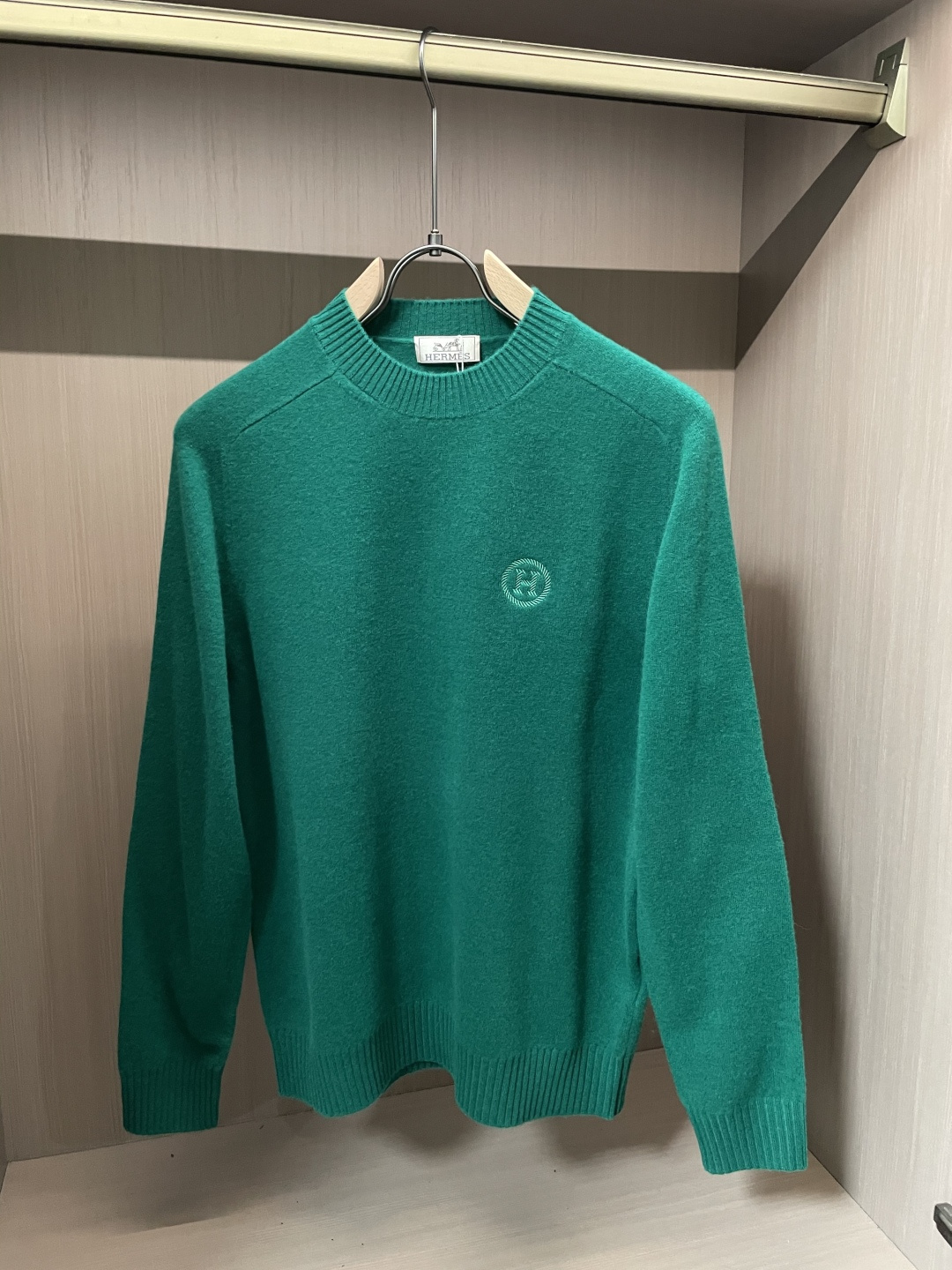 爱🐎 仕2025秋冬 高级定制 都市风十足 经典简约大气圆领打底针织毛衣。 采用进口羊毛面料 柔软细腻 