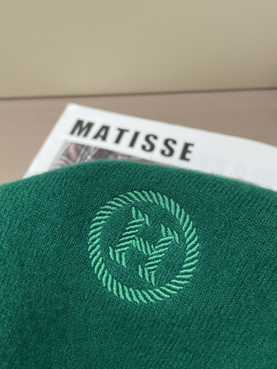 爱🐎 仕2025秋冬 高级定制 都市风十足 经典简约大气圆领打底针织毛衣。 采用进口羊毛面料 柔软细腻 