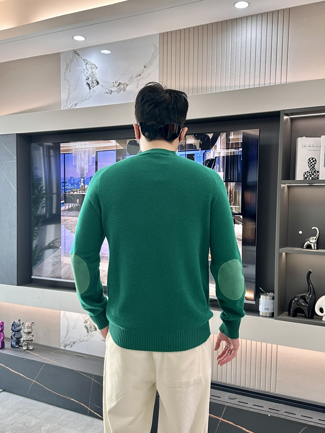 爱🐎 仕2025秋冬 高级定制 都市风十足 经典简约大气圆领打底针织毛衣。 采用进口羊毛面料 柔软细腻 