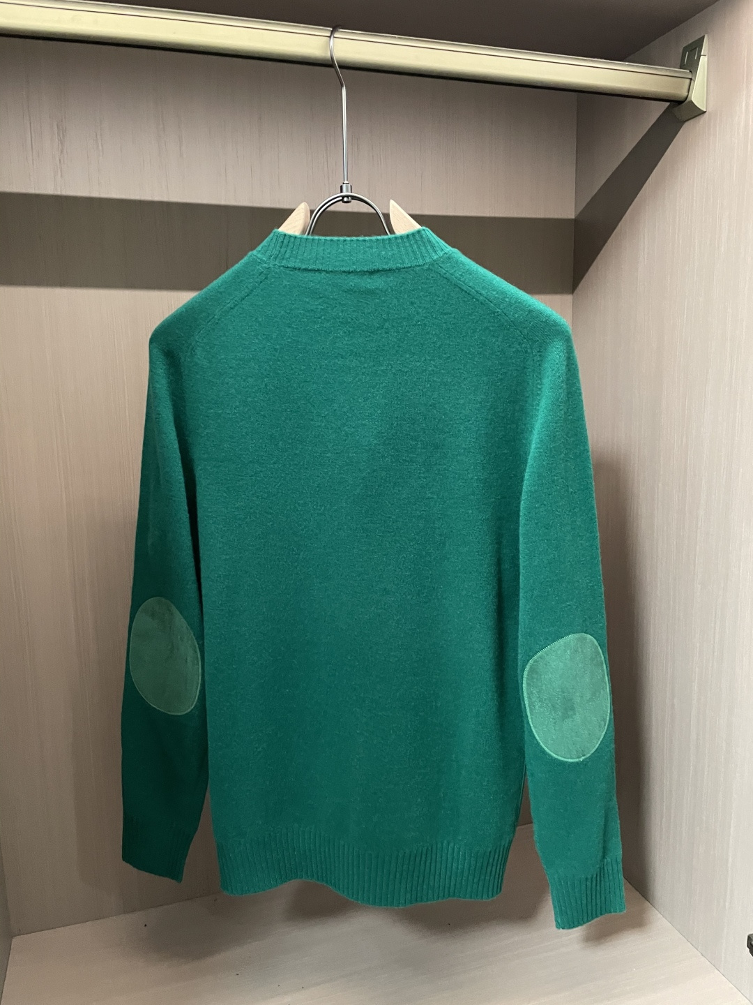 爱🐎 仕2025秋冬 高级定制 都市风十足 经典简约大气圆领打底针织毛衣。 采用进口羊毛面料 柔软细腻 