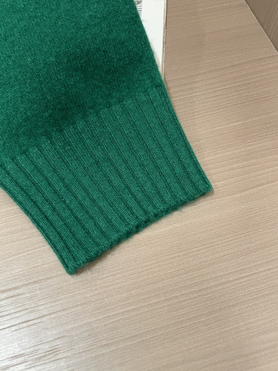 爱🐎 仕2025秋冬 高级定制 都市风十足 经典简约大气圆领打底针织毛衣。 采用进口羊毛面料 柔软细腻 