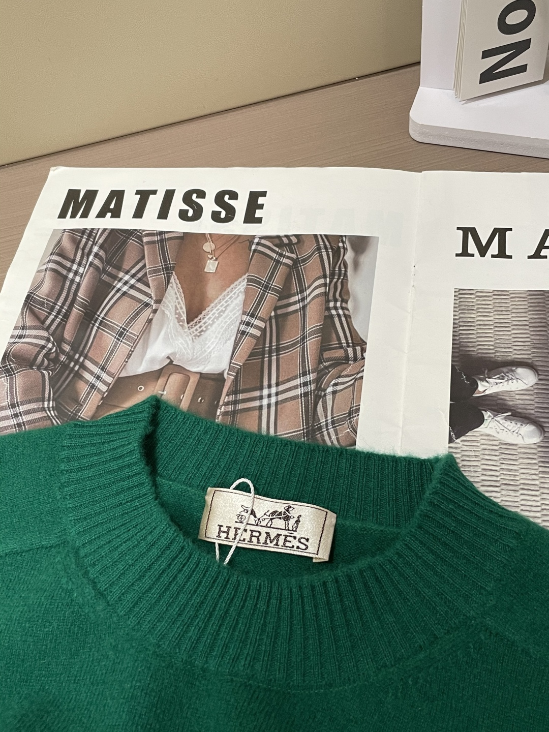 爱🐎 仕2025秋冬 高级定制 都市风十足 经典简约大气圆领打底针织毛衣。 采用进口羊毛面料 柔软细腻 