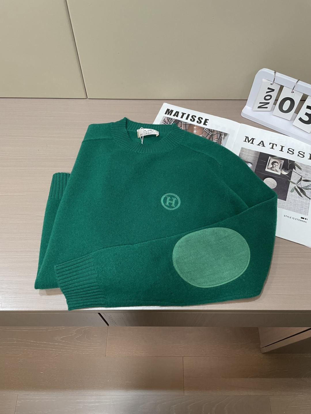 爱🐎 仕2025秋冬 高级定制 都市风十足 经典简约大气圆领打底针织毛衣。 采用进口羊毛面料 柔软细腻 