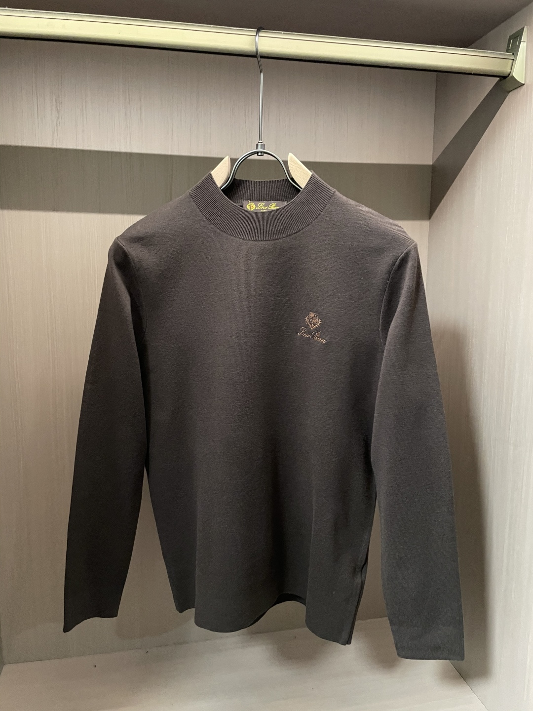 lP🆕 重磅推荐！2025aw秋冬新款 专柜同步 时尚经典基础款针织衫 秋冬必备款 采用针织衫加厚毛衣，