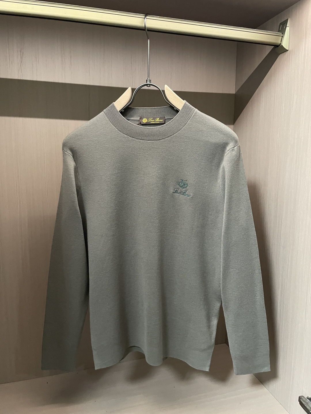 lP🆕 重磅推荐！2025aw秋冬新款 专柜同步 时尚经典基础款针织衫 秋冬必备款 采用针织衫加厚毛衣，