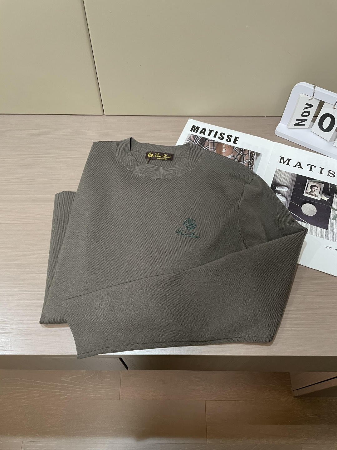 lP🆕 重磅推荐！2025aw秋冬新款 专柜同步 时尚经典基础款针织衫 秋冬必备款 采用针织衫加厚毛衣，