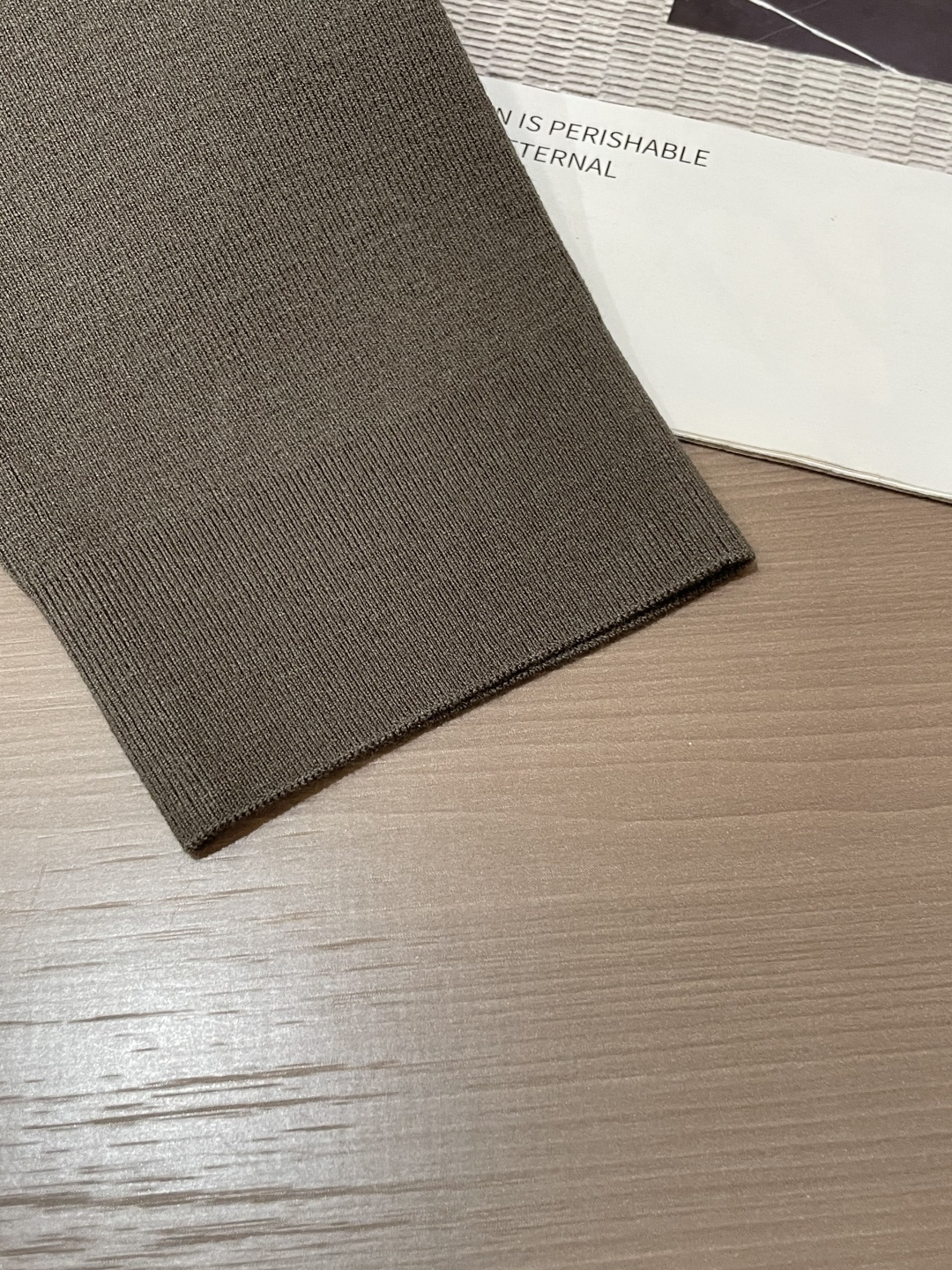 lP🆕 重磅推荐！2025aw秋冬新款 专柜同步 时尚经典基础款针织衫 秋冬必备款 采用针织衫加厚毛衣，