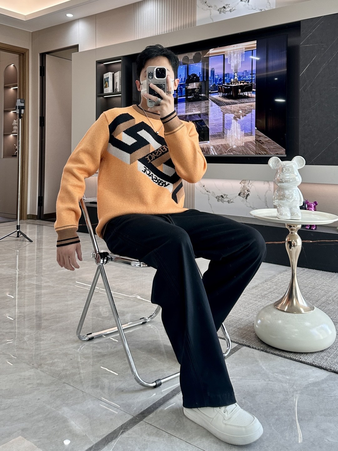 范思哲 2025秋冬 高级定制 都市风十足 经典简约大气圆领打底针织毛衣。 采用进口羊毛混纺面料 柔软细