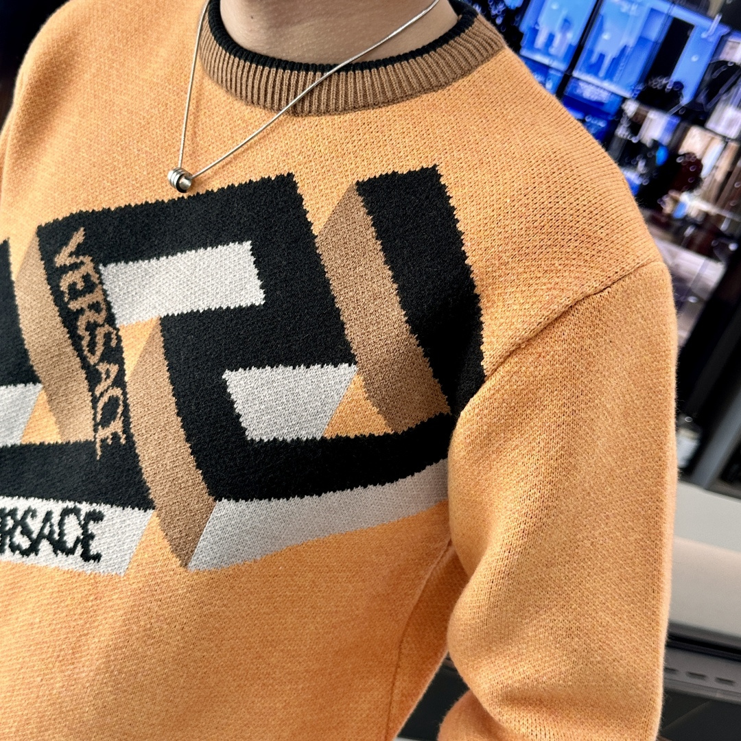 范思哲 2025秋冬 高级定制 都市风十足 经典简约大气圆领打底针织毛衣。 采用进口羊毛混纺面料 柔软细