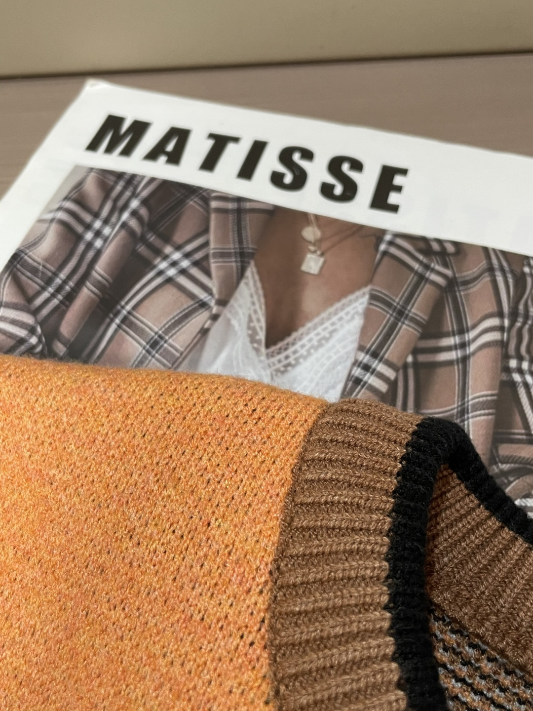 范思哲 2025秋冬 高级定制 都市风十足 经典简约大气圆领打底针织毛衣。 采用进口羊毛混纺面料 柔软细