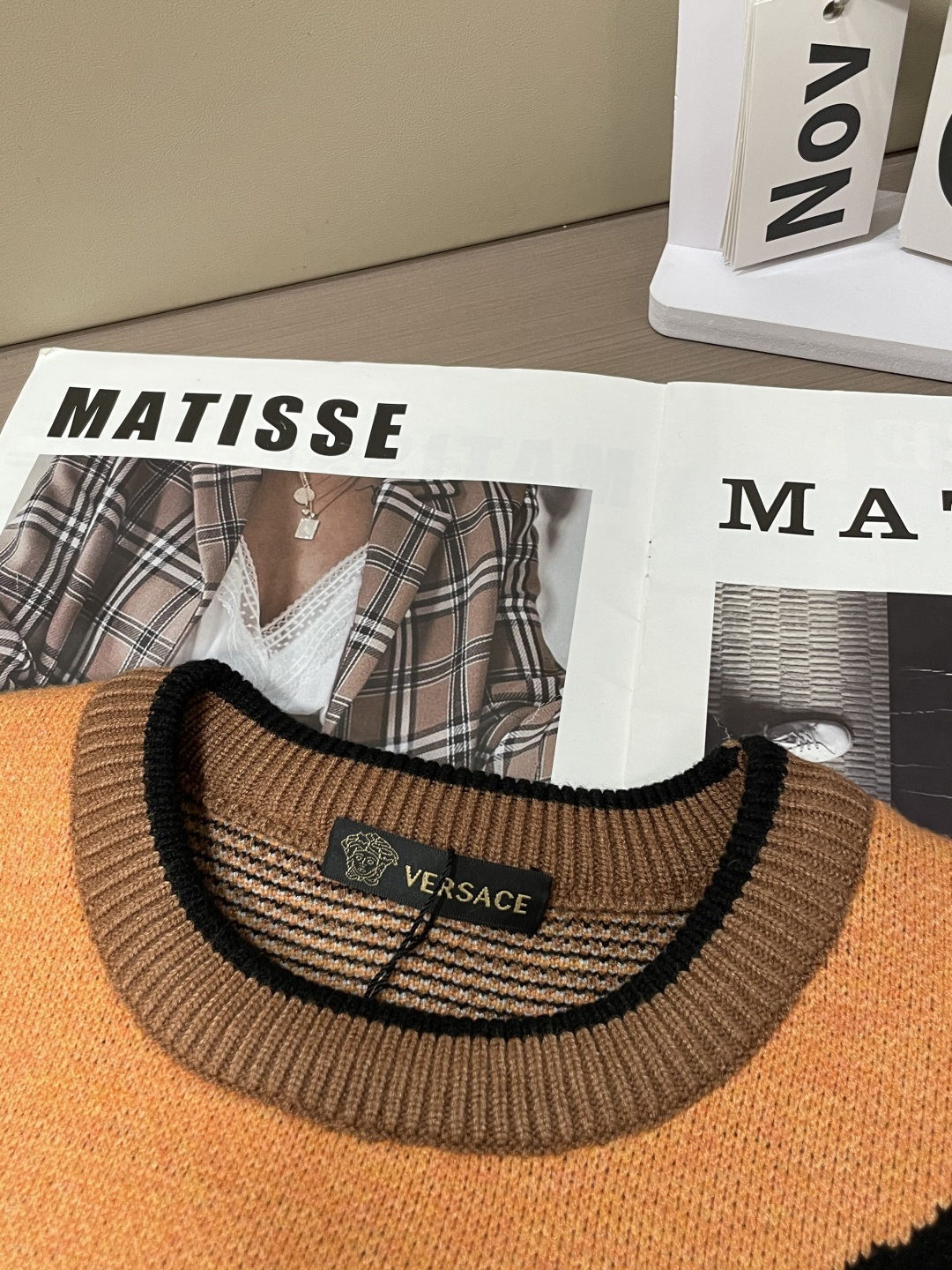 范思哲 2025秋冬 高级定制 都市风十足 经典简约大气圆领打底针织毛衣。 采用进口羊毛混纺面料 柔软细