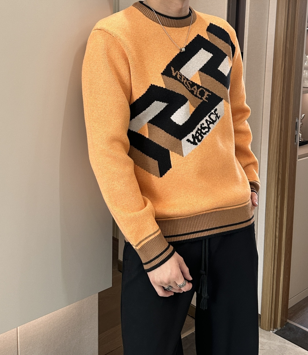 范思哲 2025秋冬 高级定制 都市风十足 经典简约大气圆领打底针织毛衣。 采用进口羊毛混纺面料 柔软细