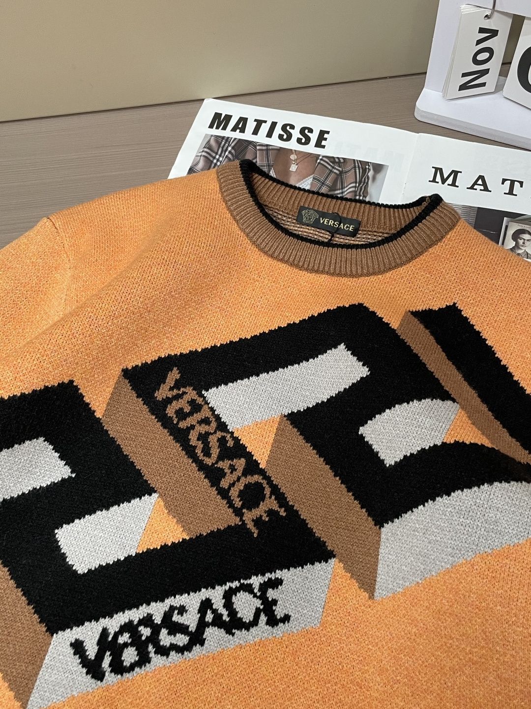 范思哲 2025秋冬 高级定制 都市风十足 经典简约大气圆领打底针织毛衣。 采用进口羊毛混纺面料 柔软细