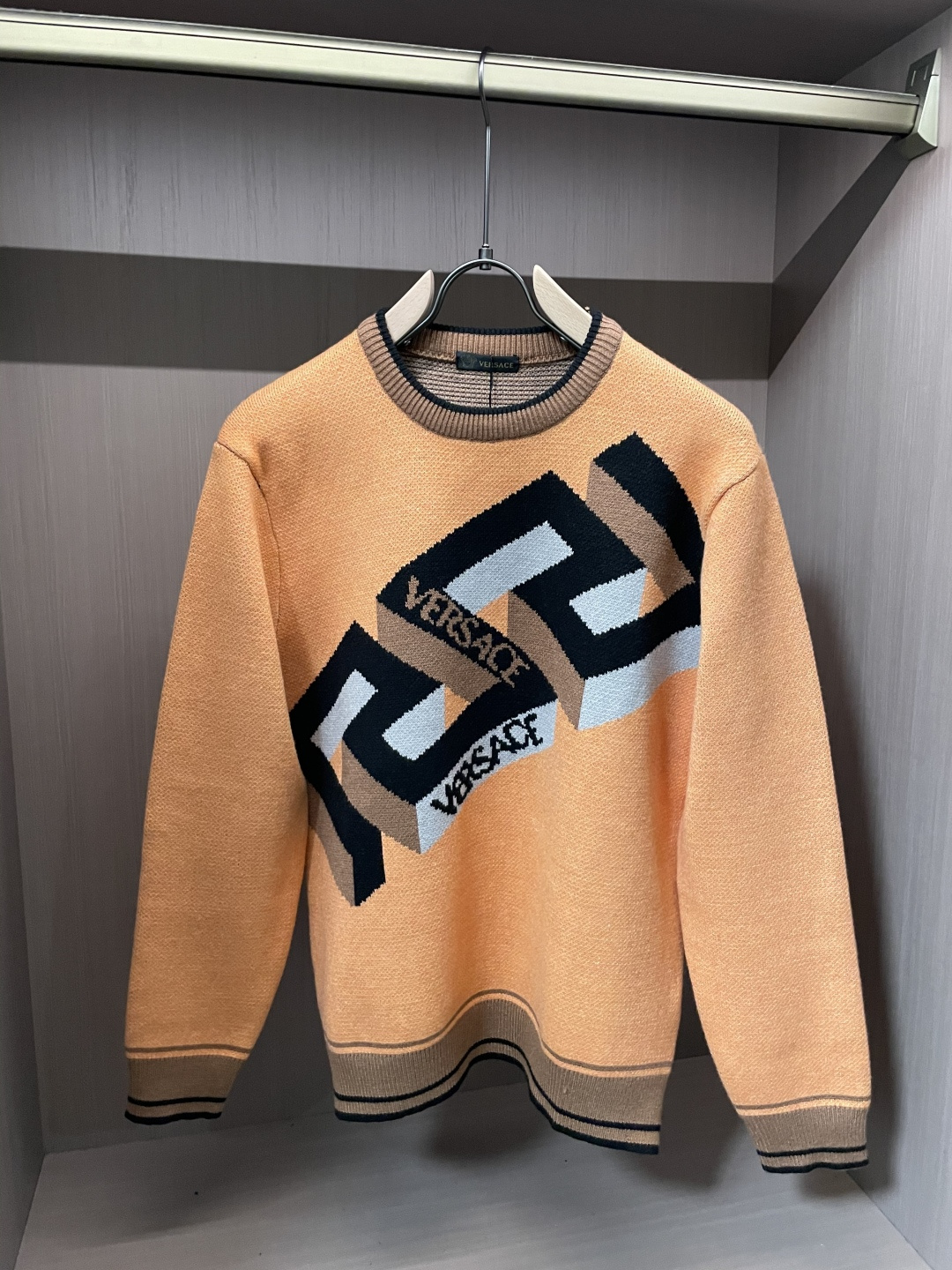 范思哲 2025秋冬 高级定制 都市风十足 经典简约大气圆领打底针织毛衣。 采用进口羊毛混纺面料 柔软细