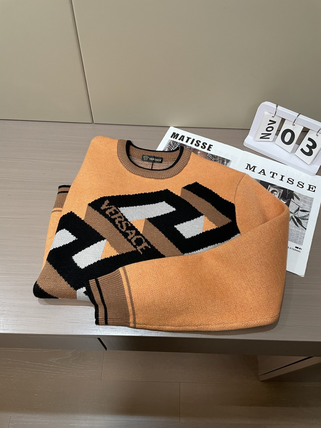 范思哲 2025秋冬 高级定制 都市风十足 经典简约大气圆领打底针织毛衣。 采用进口羊毛混纺面料 柔软细