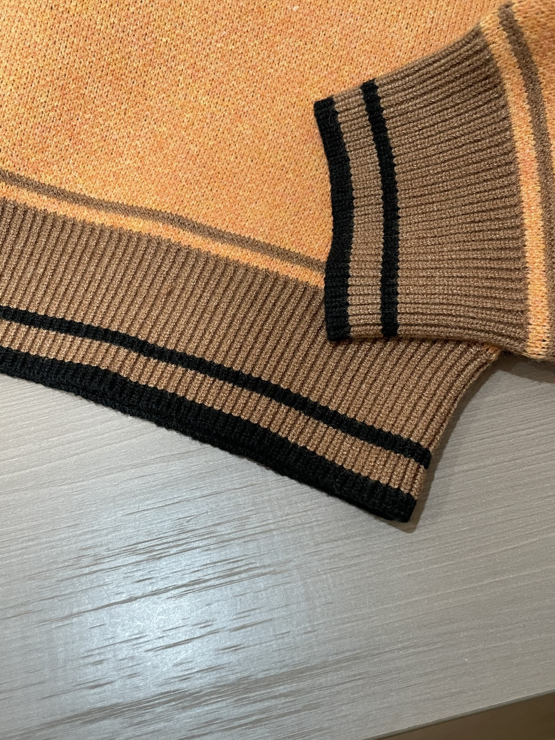 范思哲 2025秋冬 高级定制 都市风十足 经典简约大气圆领打底针织毛衣。 采用进口羊毛混纺面料 柔软细