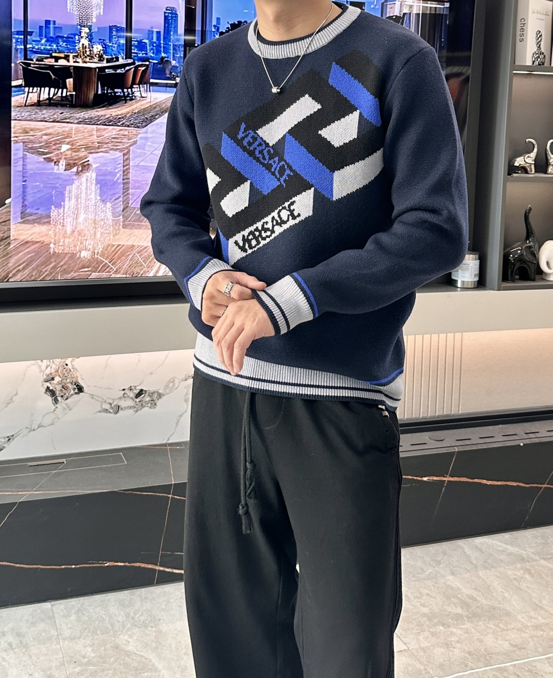 范思哲 2025秋冬 高级定制 都市风十足 经典简约大气圆领打底针织毛衣。 采用进口羊毛混纺面料 柔软细