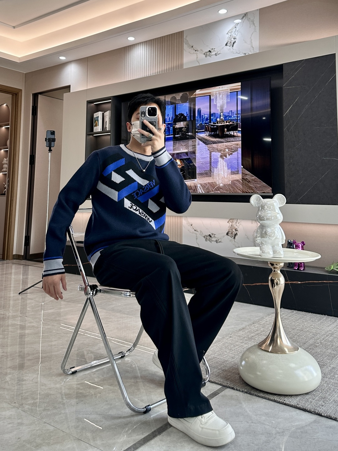 范思哲 2025秋冬 高级定制 都市风十足 经典简约大气圆领打底针织毛衣。 采用进口羊毛混纺面料 柔软细