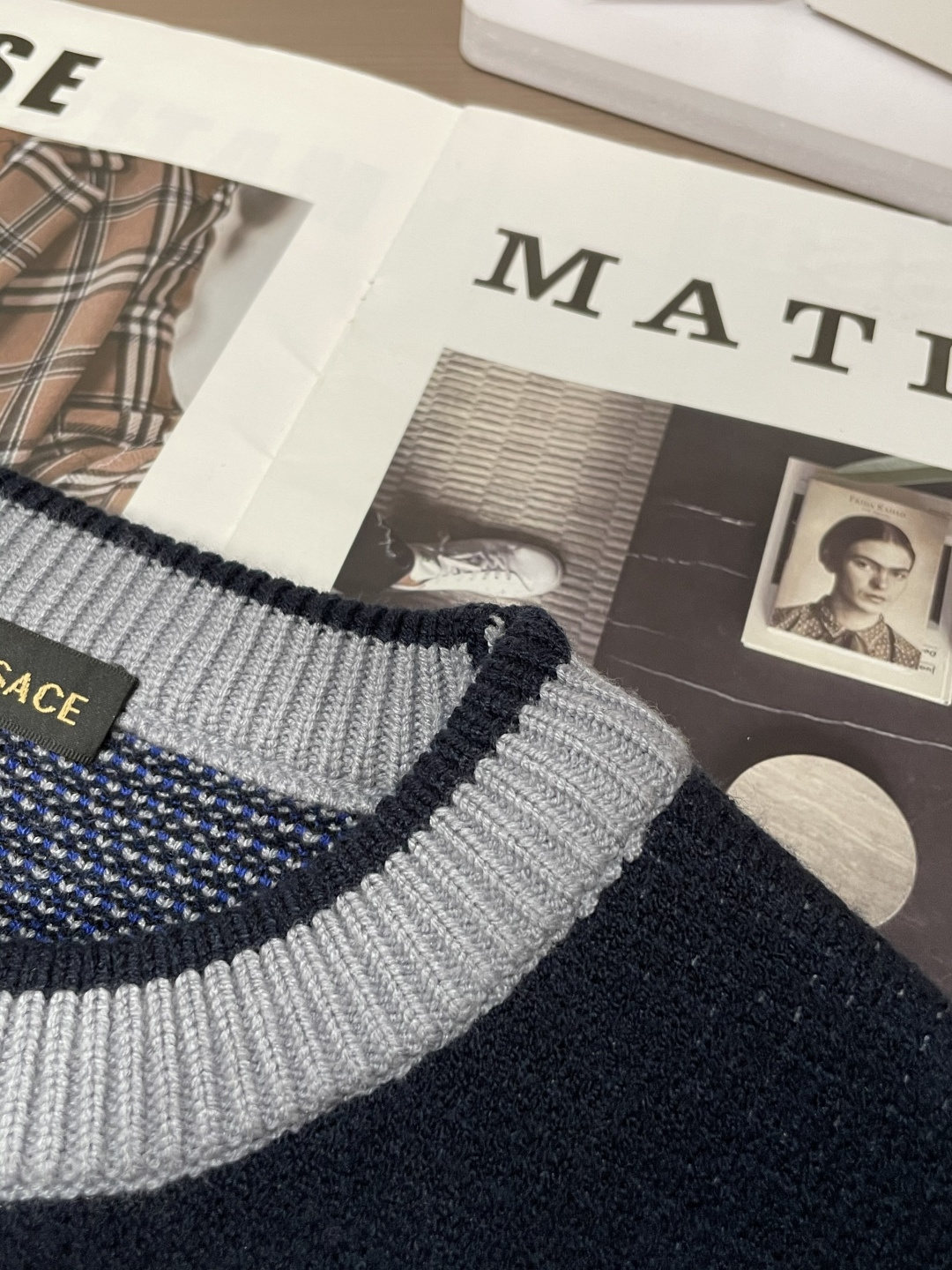 范思哲 2025秋冬 高级定制 都市风十足 经典简约大气圆领打底针织毛衣。 采用进口羊毛混纺面料 柔软细