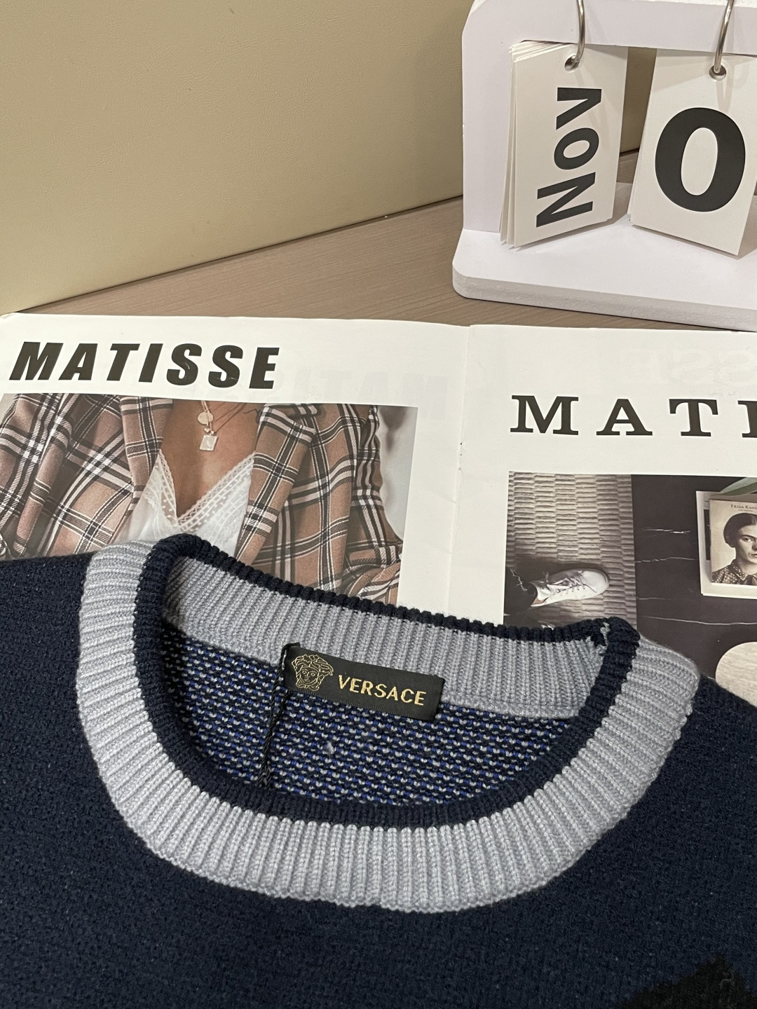 范思哲 2025秋冬 高级定制 都市风十足 经典简约大气圆领打底针织毛衣。 采用进口羊毛混纺面料 柔软细