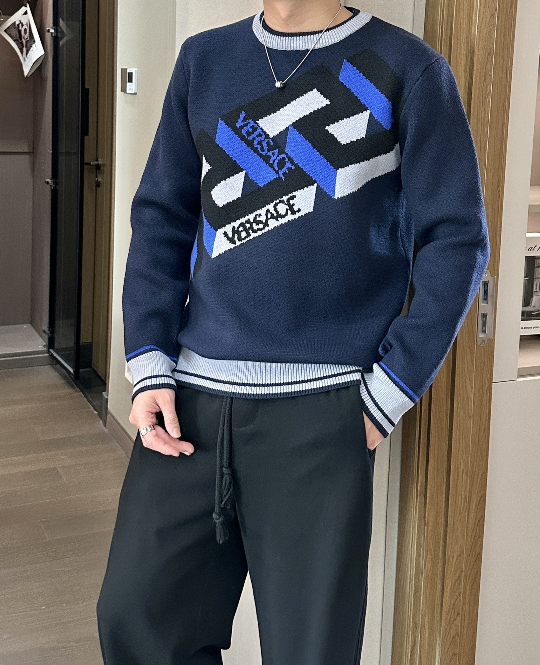 范思哲 2025秋冬 高级定制 都市风十足 经典简约大气圆领打底针织毛衣。 采用进口羊毛混纺面料 柔软细