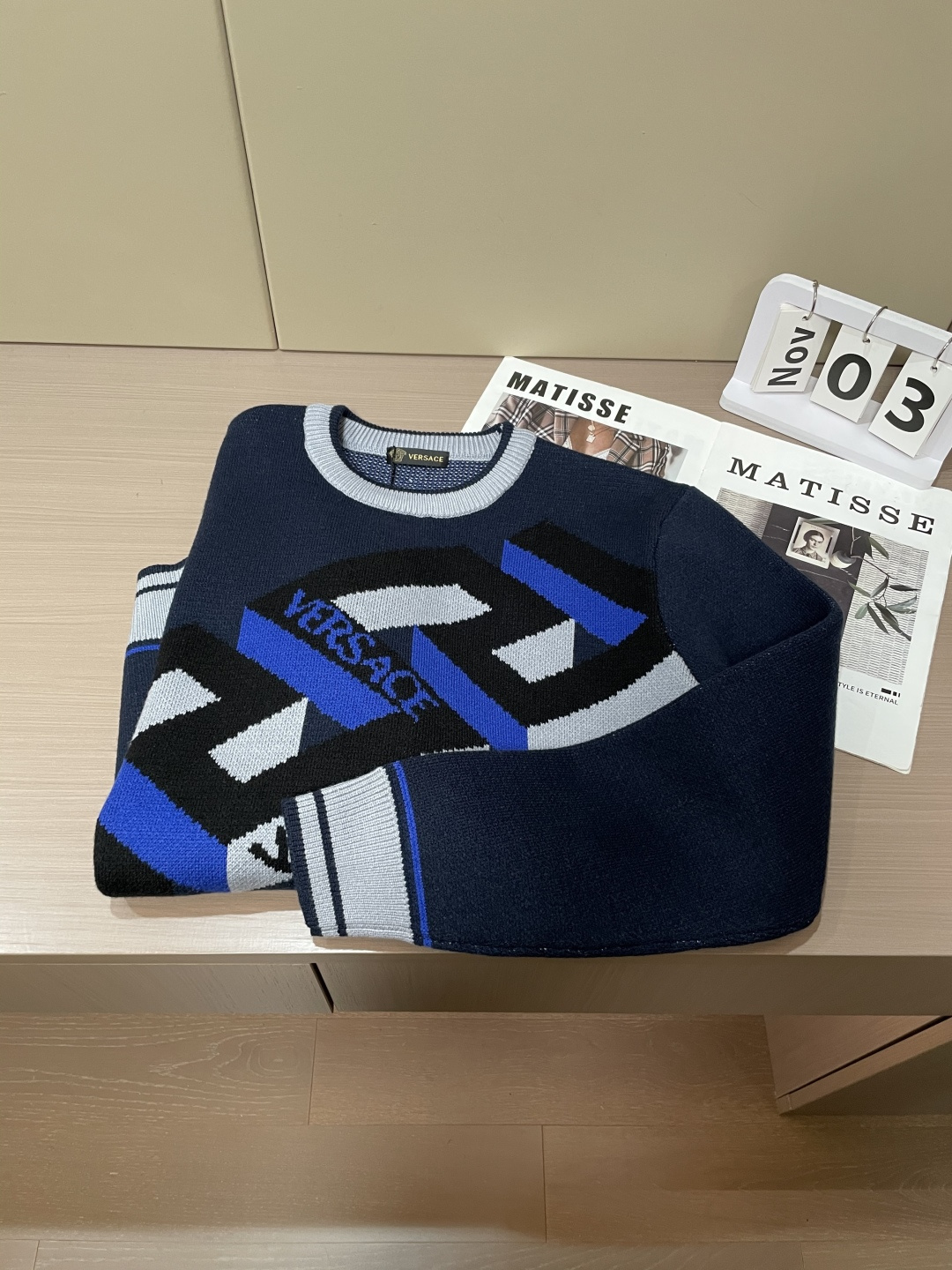 范思哲 2025秋冬 高级定制 都市风十足 经典简约大气圆领打底针织毛衣。 采用进口羊毛混纺面料 柔软细