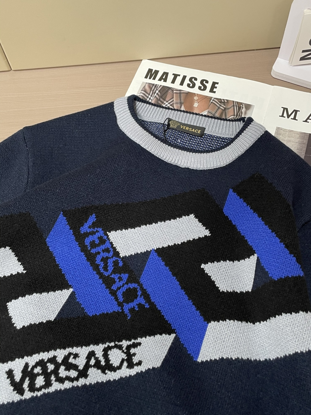 范思哲 2025秋冬 高级定制 都市风十足 经典简约大气圆领打底针织毛衣。 采用进口羊毛混纺面料 柔软细