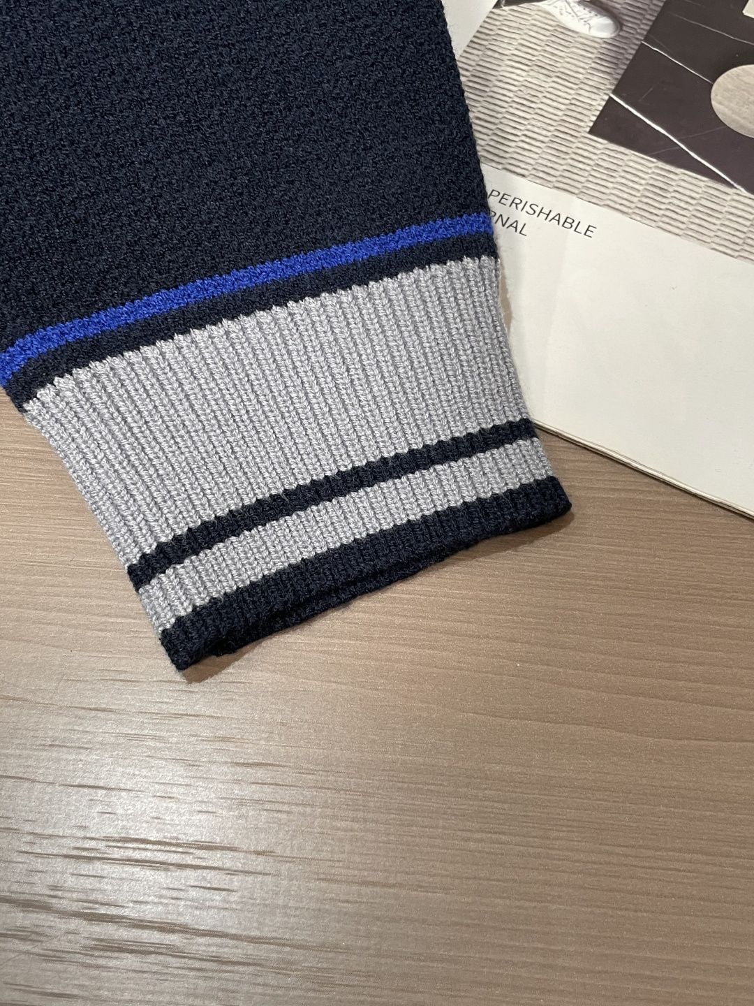 范思哲 2025秋冬 高级定制 都市风十足 经典简约大气圆领打底针织毛衣。 采用进口羊毛混纺面料 柔软细